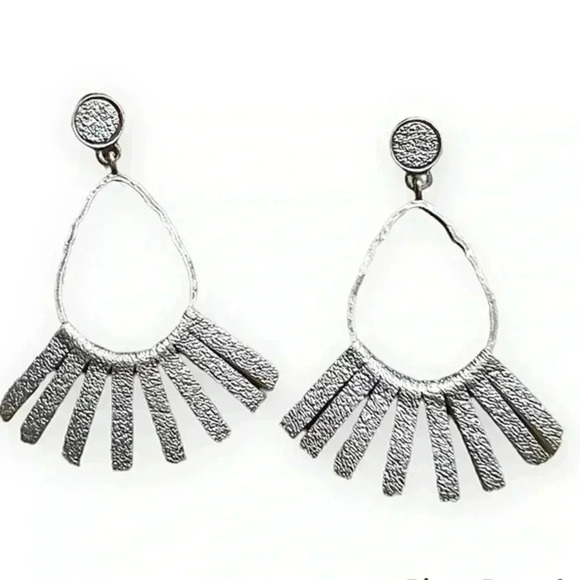NWOT UNIQUE SILVER STUD EARRINGS - Picture 1 of 2